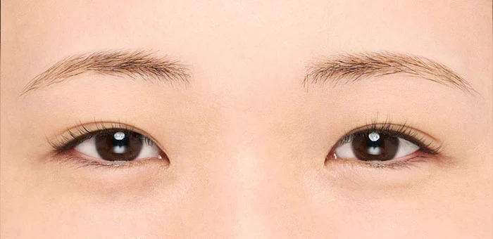 下がり眉の女性のすっぴん眉毛