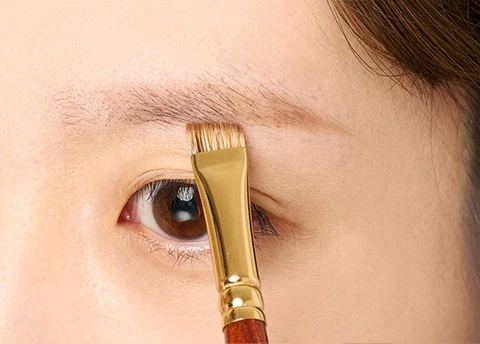 薄い眉毛の女性に似合う眉毛の描き方