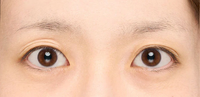薄い眉毛の女性のすっぴん眉毛