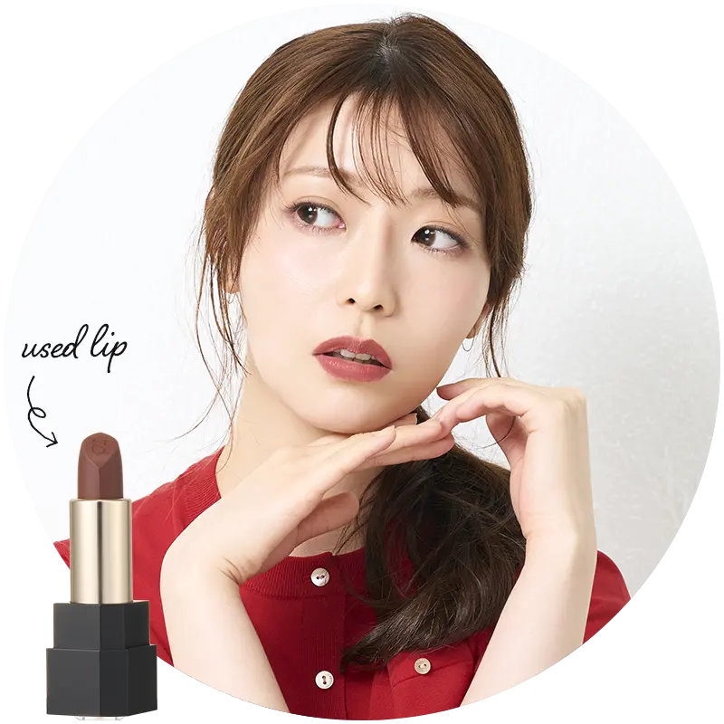 SUQQU(スック) シアー マット リップスティックを使ってメイクした女性